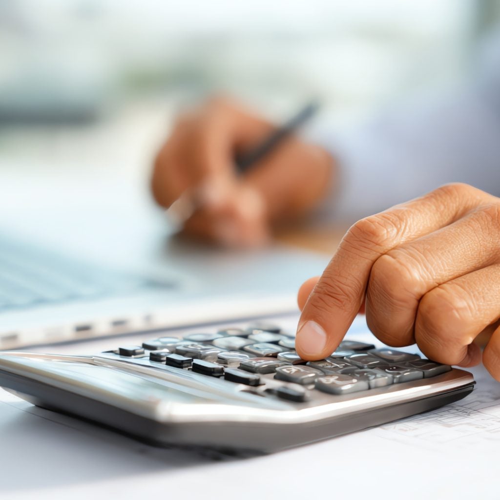 accountant calculating rent, how is section 8 rent calculated